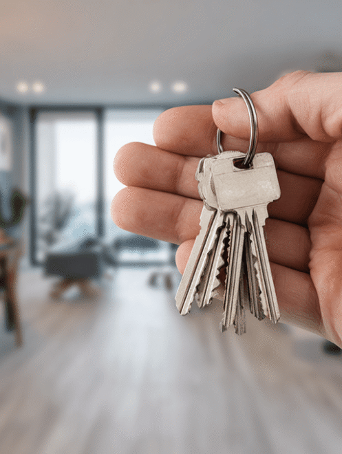 Nettoyage avant ou après location – Major'Dom 67 Main tenant un trousseau de clés illustrant le service de nettoyage avant ou après location avec Major'Dom 67