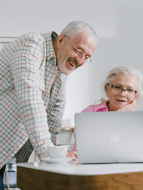 Couple retraité profitant de son quotidien grâce aux services de Major'Dom 67
